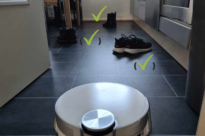Das Testergebnis des Samsung Jet Bot AI+ bei der Objekterkennung von Schuhen ist zu sehen.